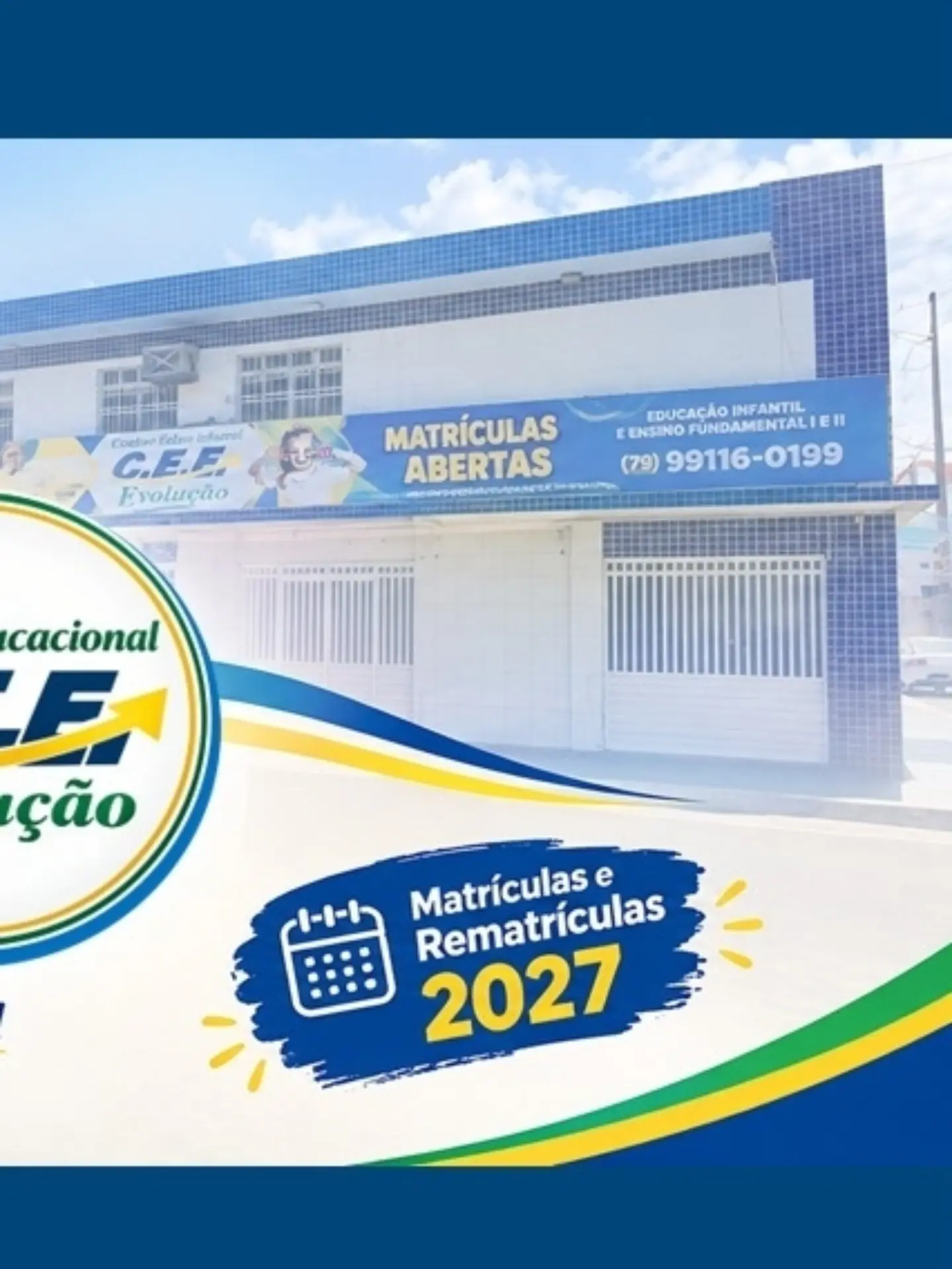 Fachada do Centro Educacional Evolução, prédio branco e azul com a faixa de matrículas abertas